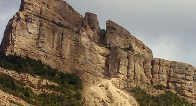 Peña Oroel tras el desprendimiento.