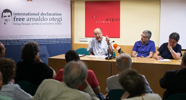August Gil Matamala, Carles Riera i Gabriela Serra a la sala d'actes del Ciemen. Foto: La Directa
