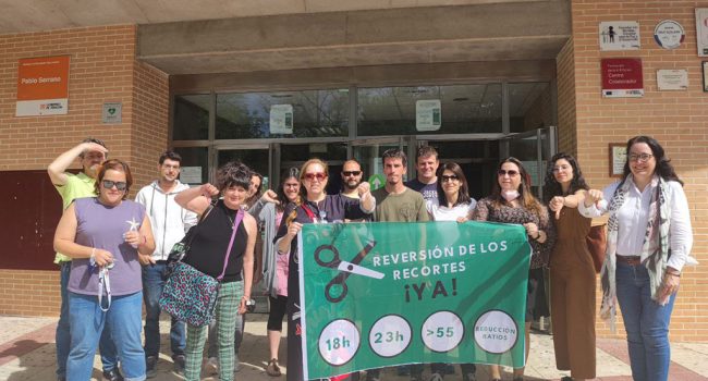 Un grupo de profesores y profesoras se concentración en las puertas de un centro de estudios para quejarse de los recortes en educación que hace 10 años se pusieron en marcha y nunca se han eliminado