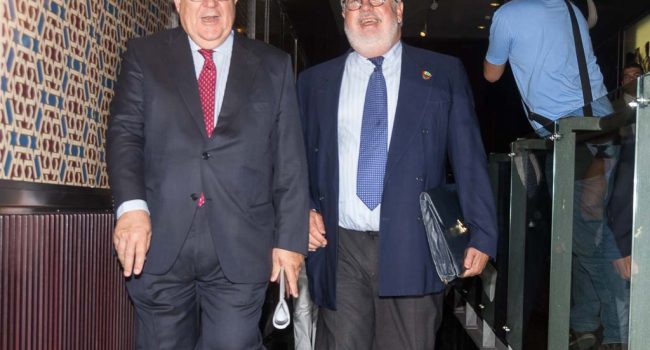 Miguel Arias Cañete, y el presidente de las Cortes de Aragón, José Ángel Biel. Foto: AraInfo