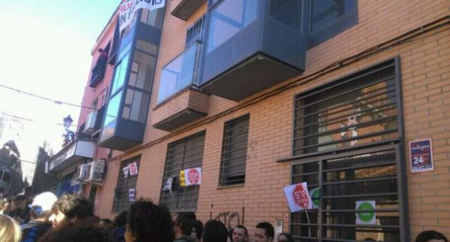 Decenas de personas acudieron para apoyar a la PAH de Vallecas en la recuperación de los inmuebles