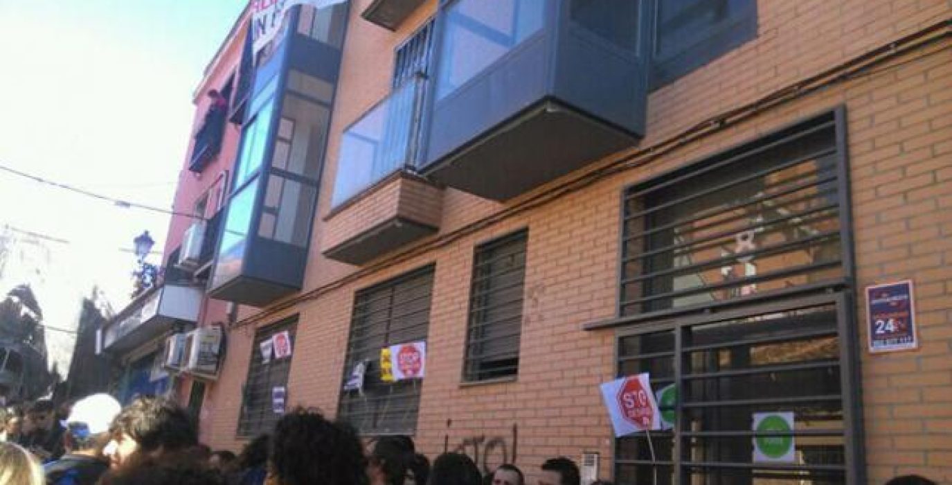 Decenas de personas acudieron para apoyar a la PAH de Vallecas en la recuperación de los inmuebles