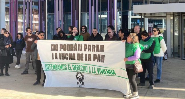 Una concentración arropó a las personas encausadas este lunes en la Ciudad de la Justicia. | Foto: PAH Zaragoza