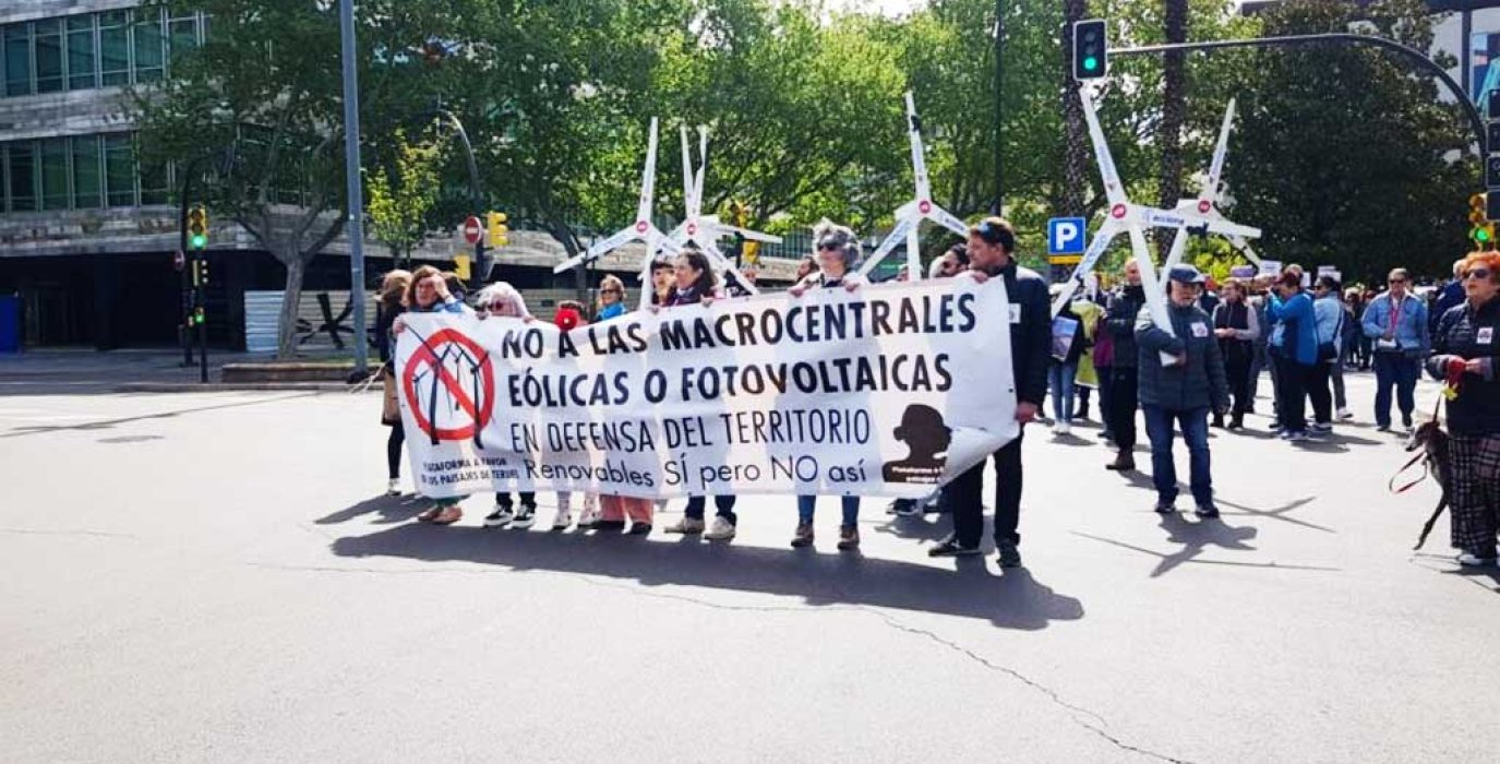 Movilización contra las macrocentrales eólicas y fotovoltaicas | Foto: Paisajes de Teruel