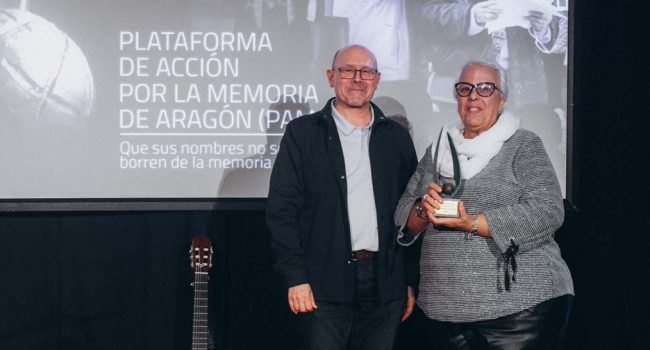 El momento de la entrega del reconocimiento. | Foto: CCOO