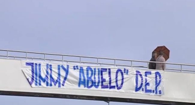 Pancarta en recuerdo de Jimmy en las cercanías del campo de fútbol del Deportivo A Coruña.
