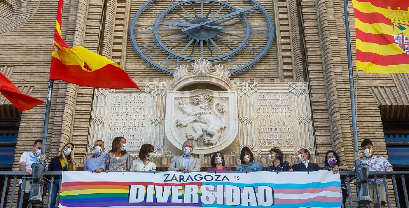 Ayuntamiento de Zaragoza con pancarta por el dia del orgullo lgtbqia+ en Zaragoza que tuvo que ser eliminada a petición de abogados cristianos