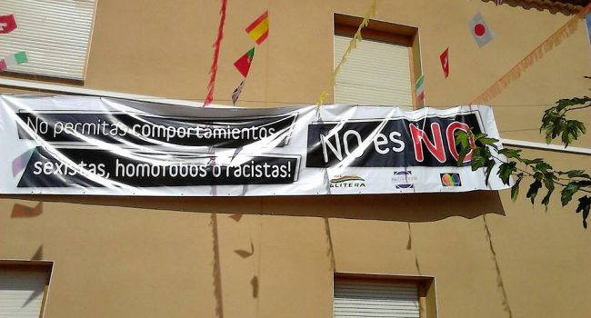 Pancarta colocada en el Ayuntamiento de Altorricón en las fiestas de 2015.