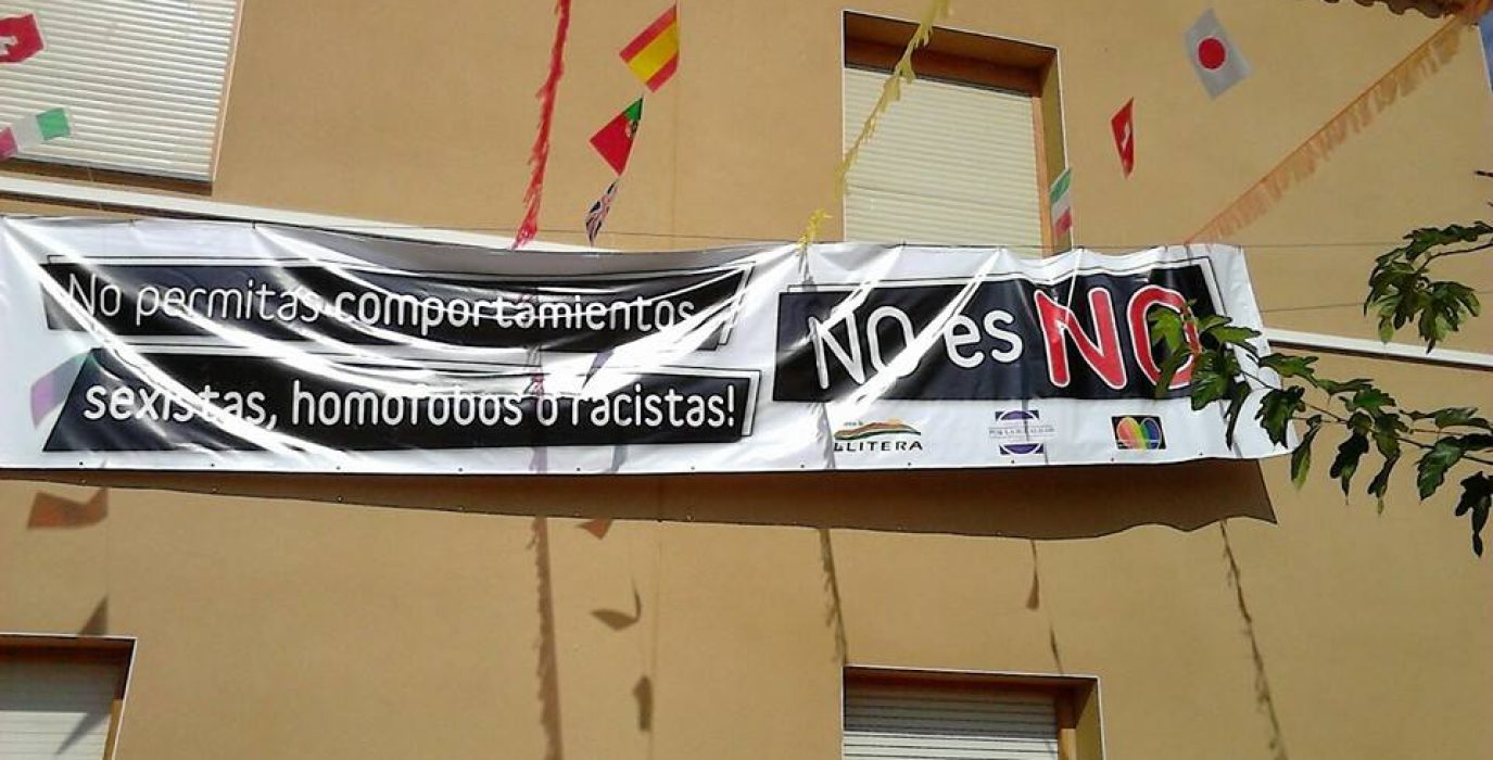 Pancarta colocada en el Ayuntamiento de Altorricón en las fiestas de 2015.