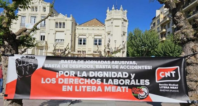 Instantánea de una pancarta que denuncia las condiciones de trabajo en Litera Meat. | Foto: CNT