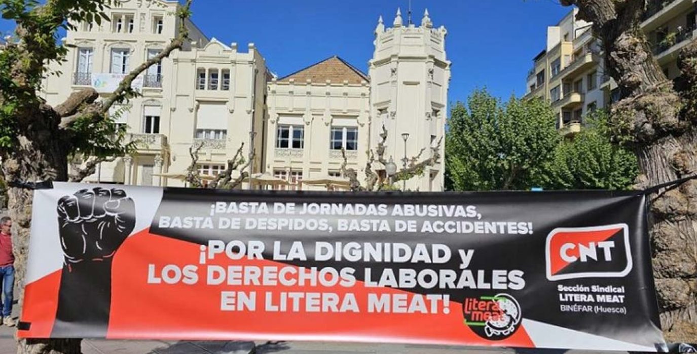 Instantánea de una pancarta que denuncia las condiciones de trabajo en Litera Meat. | Foto: CNT