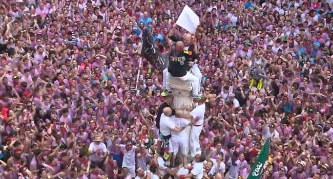 La plaza se mostraba repleta de gente y emoción en la emisión de Aragón TV