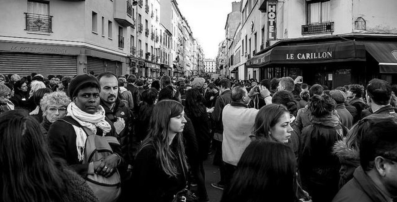 Multitud frente a uno de los restaurantes atacados. Foto: Jean-François Gornet