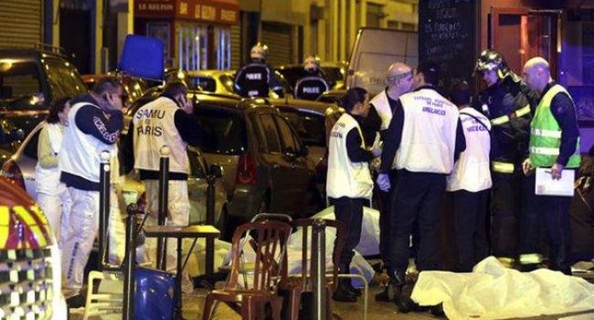Varias personas fallecidas tras un tiroteo en un restaurante en París.