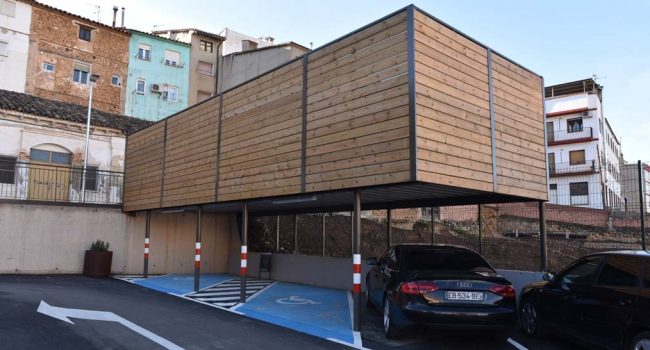 Plataforma de contenedores sobre el parking.