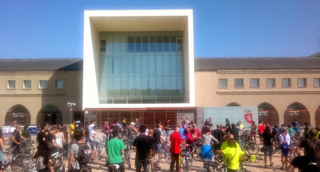 Ciclistas ante el Ayuntamiento de Zaragoza. Foto: Pedalea
