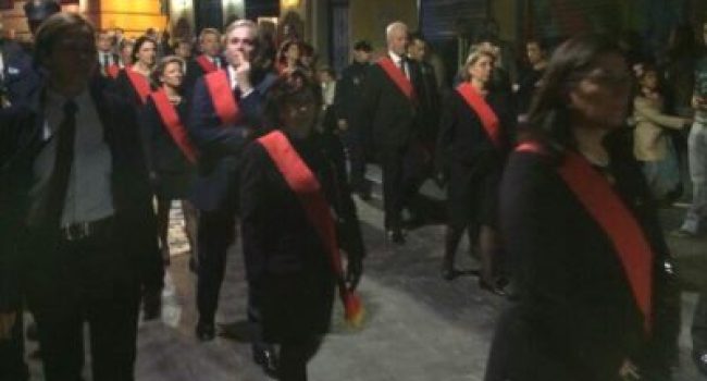 Azcón, actual alcalde de Zaragoza, haciendo una "peineta" a la gente de MHUEL durante una protesta en defensa del principio de aconfesionalidad de las instituciones.