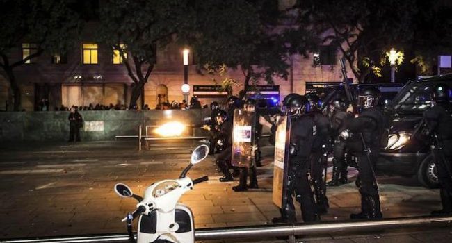 Los antidisturbios disparan sus escopetas las tarde del 14 de noviembre en el centro de Barcelona. Foto: Ramón Fornell