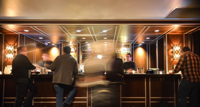 Imagen de un bar en un hotel.
