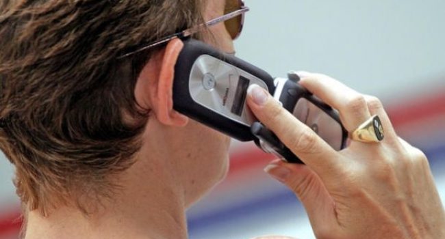 persona-hablando-por-celular-610x430