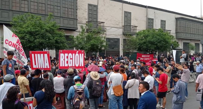 decenas de personas en la calle de lima tras la destitución de Castillo