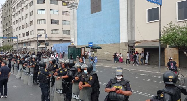 una fila de policías en Perú tras la destitución de castillo