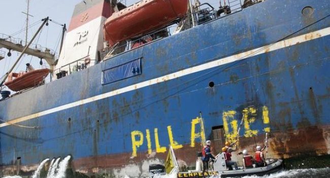 Imagen de un acción de Greenpeace contra el buque, que practicaba la pesca ilegal. Foto: Greenpeace