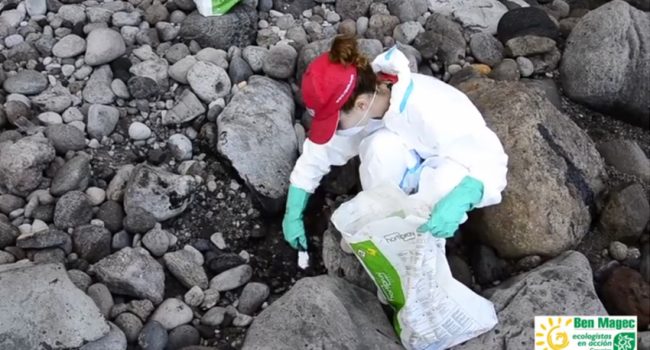 Vecinos y vecinas de la zona se encargan de la limpieza sin medios. Foto: Ecologistas en Acción