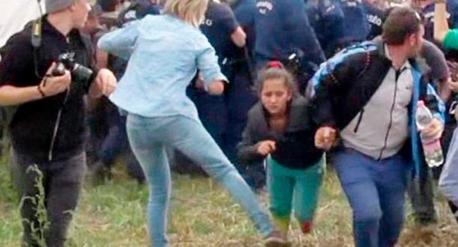 Petra Lazsló agrediendo a una niña