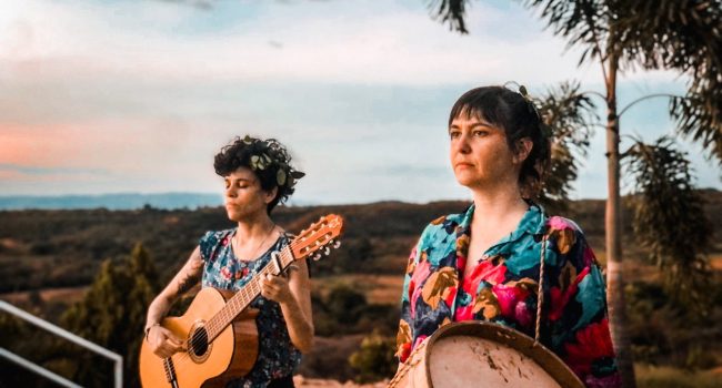 dos chicas con una guitarra y un pandero