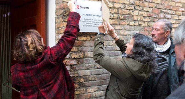 La vicealcaldesa, Luisa Broto, y la directora del Albergue Municipal, Charo Jiménez, descubren la placa con el nombre de Rafa Trívez.