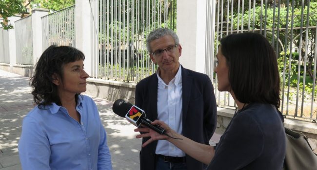 Luisa Broto a las puertas de la Secretaría General de Inmigración y Emigración.