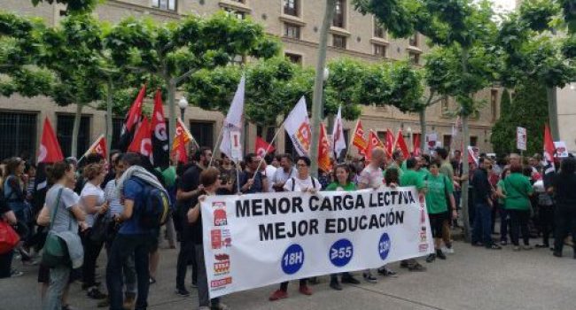 Concentración de docentes frente al Edificio Pignatelli en Zaragoza. Foto: CGT.