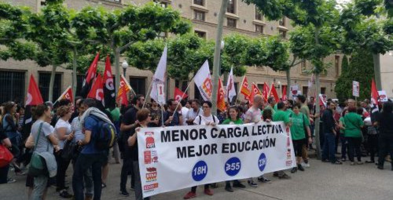 Concentración de docentes frente al Edificio Pignatelli en Zaragoza. Foto: CGT.