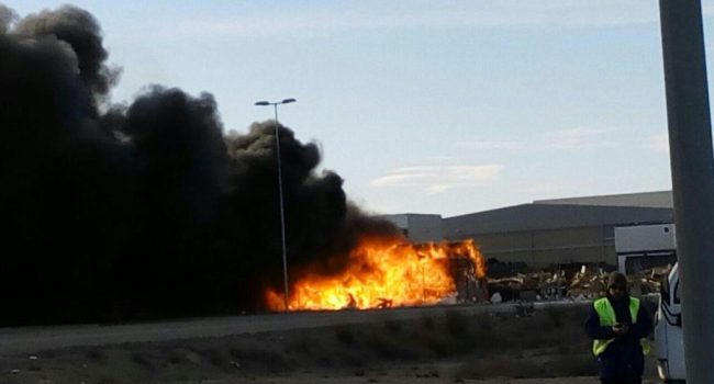 Aspecto del incendio, en torno a las 16.00 horas de este lunes.