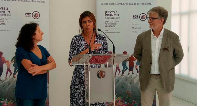 La consejera delegada del Grupo Contexto, Mónica Andrade, junto a Arantza Gracia y Pedro Santisteve en la presentación de las Jornadas. Foto: AraInfo