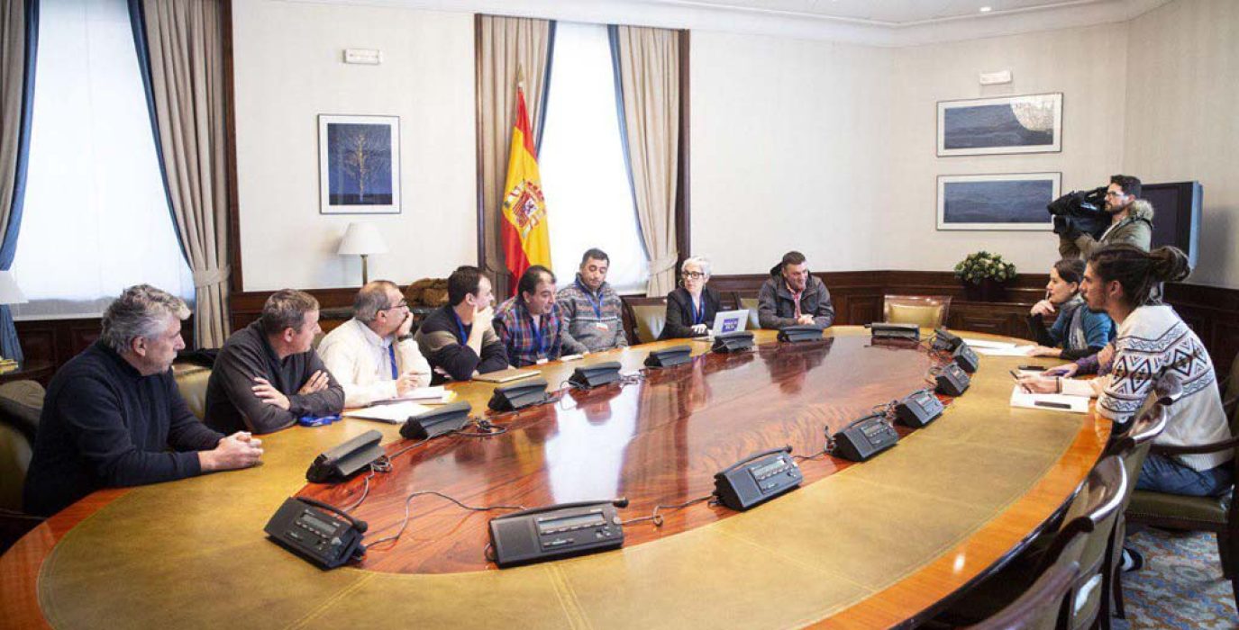 Reunión en el Congreso entre Unidos Podemos y las trabajadoras y trabajadores amenazados por el cierre de las centrales térmicas de Andorra (Teruel) y de Cubillos del Sil (León).