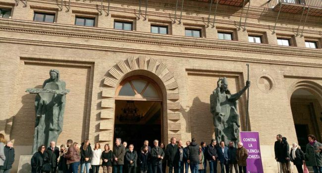 Concentración a las puertas del Ayuntamiento de Zaragoza. Foto: AraInfo.
