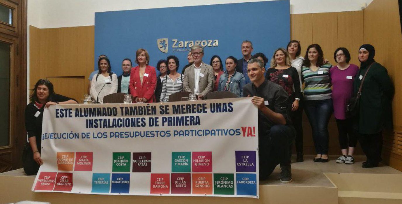 Concejales y concejalas de ZeC, Podemos-Equo y PSOE junto con representantes de las AMPAS. Foto: Podemos-Equo.