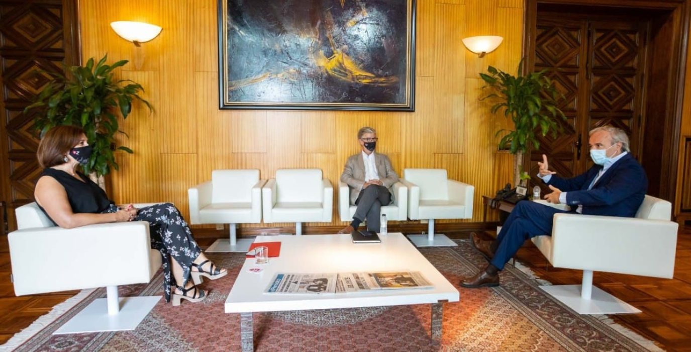 De izquierda a derecha, Sara Fernández, Pedro Santisteve y el actual alcalde del gobierno de Zaragoza, Jorge Azcón.
