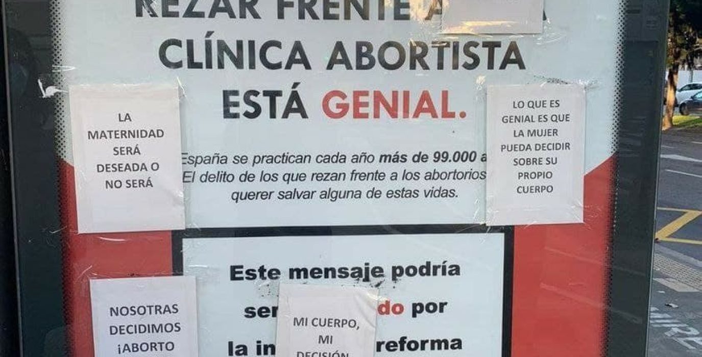 Marquesina con la campaña antiabortista tras la acción feminista. Foto: AraInfo
