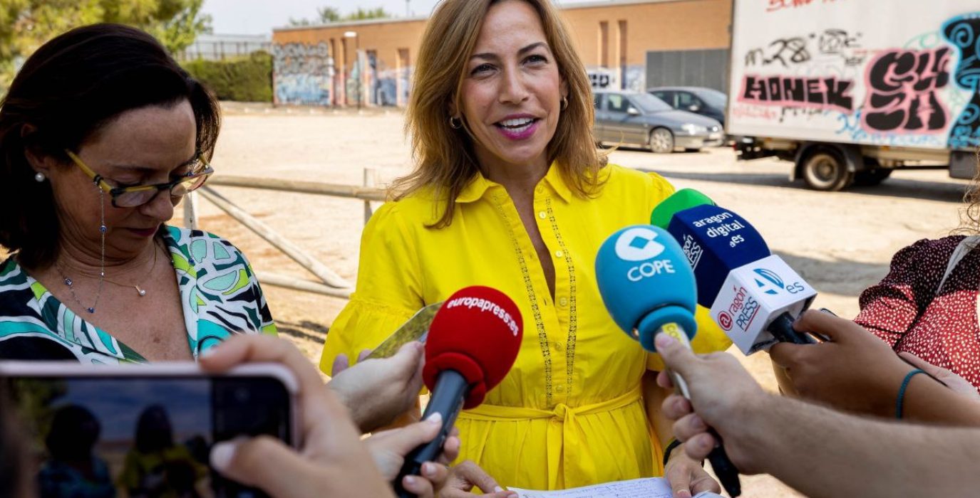 Natalia chueca hablando a los micrófonos de Zaragoza