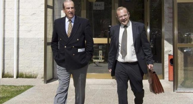 Francis Franco junto a su abogado, a la salida del juzgado de Calamocha.