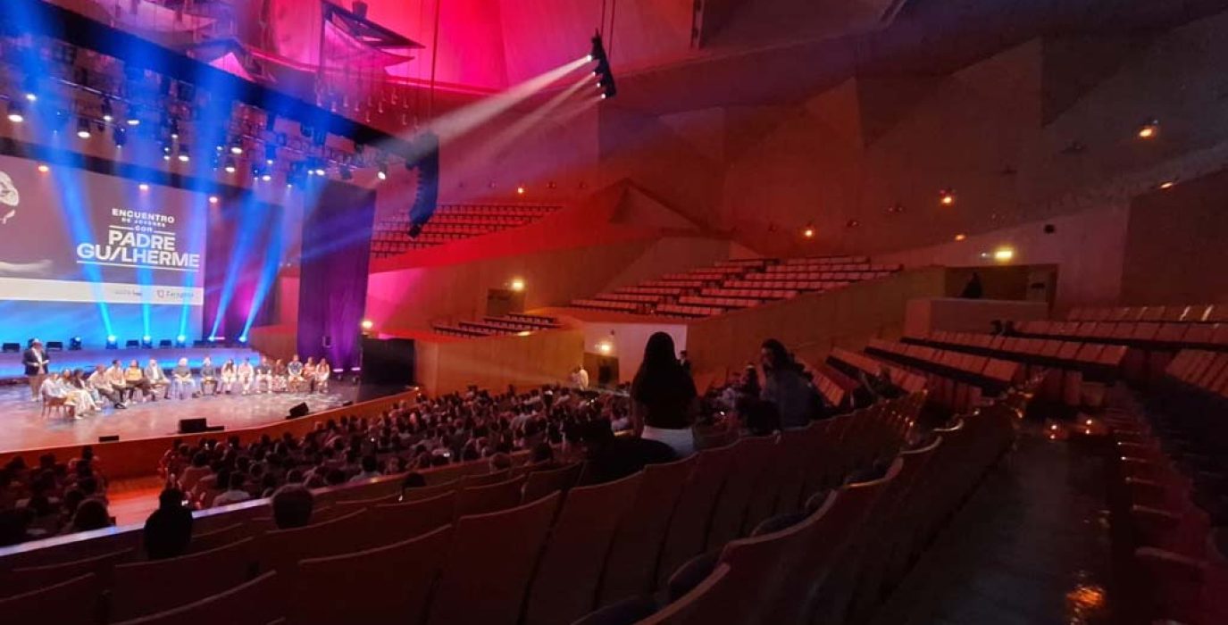 Así estaba la Sala Mozart del Auditorio de Zaragoza, muy lejos del "sold out" del que presumían PP y Vox