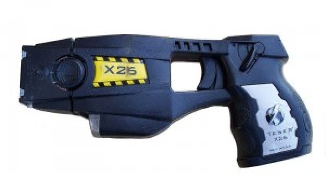 pistola taser 800px-Police_issue_X26_TASER-white-300x225