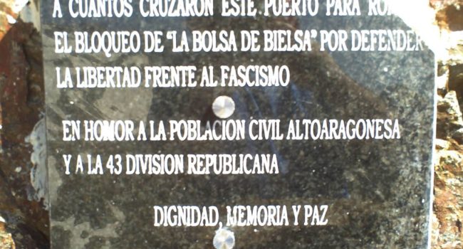Imagen de la placa dañada por un grupo de ultraderecha. Foto: Asociación La Bolsa de Bielsa