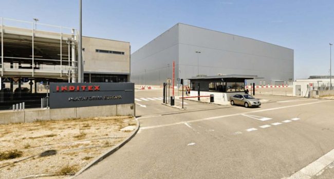 Entrada a la ‘Plataforma Europa’ de Inditex en la que presta el servicio de mantenimiento VJ Maintenance. | Foto: CGT