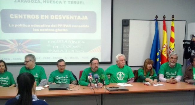 Imagen de la rueda de prensa ofrecida este viernes por la Plataformas por la Escuela Pública donde presentaron el informe.