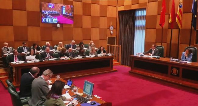La bancada de la derecha instantes antes de aprobar la moción antiabortista de Vox. | Captura de la emisión.