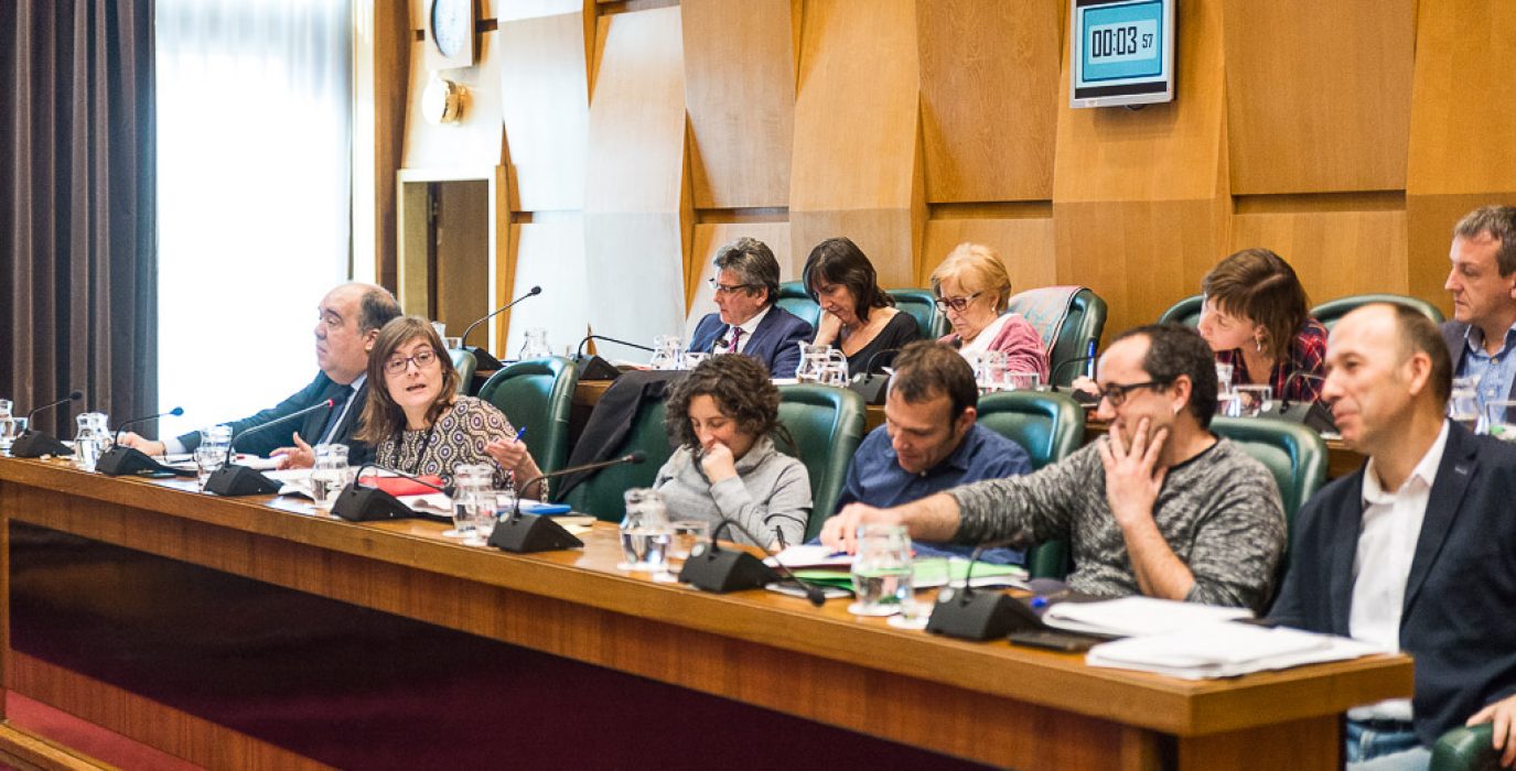 Bancada de ZeC, CHA y PSOE en un pleno municipal de Zaragoza. Foto: Pablo Ibáñez (AraInfo)